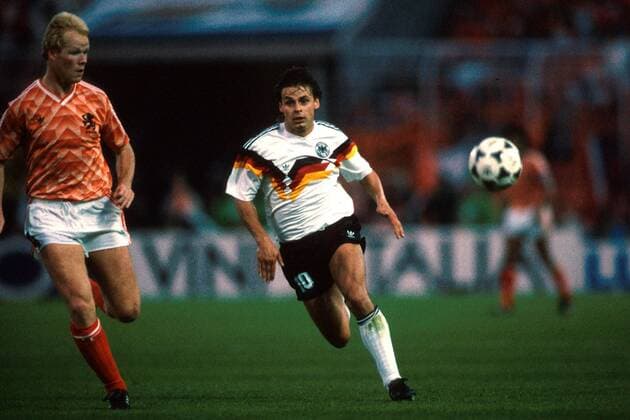 Olaf Thon (Deutschland) und Ronald Koeman (li., Niederlande) Fußball EM Herren Länderspiel, Europameisterschaft 1988, Halbfinale: Deutschland - Holland 1:2 Gruppe Volksparkstadion Hamburg Dynamik,