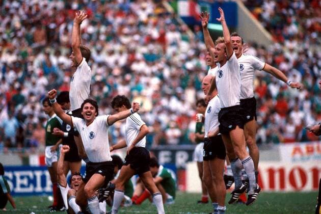 Die deutschen Spieler, u.a. Klaus Allofs (li.), Magath (unten li.) und Andreas Brehme (vorn re.), jubeln über den Einzug ins Halbfinale Fußball WM Herren Länderspiel, Weltmeisterschaft 1986, Viertelfinale: Deutschland - Mexico 4:1 n.E. Gruppe Estadio Universitario Monterrey Glück Begeisterung, Freude,