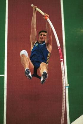 Sergei Bubka (Ukraine) auf dem Weg nach oben Leichtathletik WM Herren Hallenweltmeisterschaft 1995, Weltmeisterschaft, Indoor, Halle, Stab, Stabhoch, Stabhochsprung Einzelbild Barcelona Höhe, Dynamik