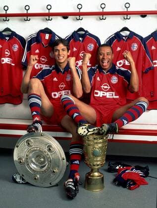 Roque Santa Cruz (li.) und Paulo Sergio (beide Bayern) freuen sich über das 2000 geschaffte Double Fußball 1. BL Herren Saison 2000 2001, FC Bayern München, Vdia Gruppe Olympiastadion München Begeisterung, Freude,
