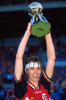 IMAGO Iconic Moments, Fußball - Frauen Ann Kristin Aarones (Norwegen) präsentiert den WM-Pokal Fußball WM Damen Weltmeisterschaft 1995, Frauen, Frauenfußball, Finale, Länderspiel, Nationalmannschaft, Nationalteam Einzelbild Nationaltrikot Stockholm Freude,