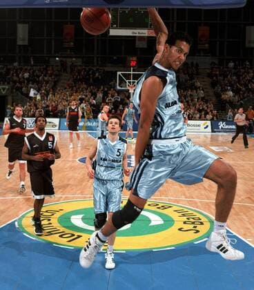 Stefano Garris (ALBA) - Korbwurf Basketball 1. BL Herren BBL Saison 2000 2001, ALBA Berlin - SSV Ratiopharm Ulm 83:52, Vdia Einzelbild Max-Schmeling-Halle Berlin Dynamik,