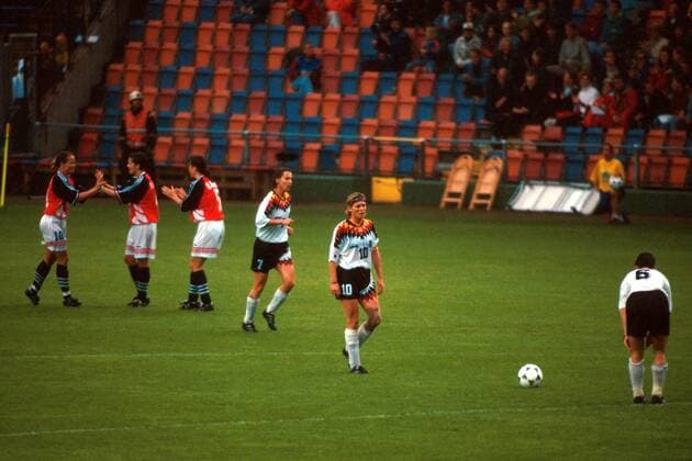 Silvia Neid (10, Deutschland) dreht sich enttäuscht ab, Grund: das 1:0 für Norwegen Fußball WM Damen Weltmeisterschaft 1995, Frauen, Frauenfußball, Länderspiel, Nationalmannschaft, Nationalteam Totale Stockholm