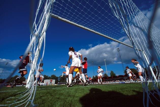 Strafraumszene aus der Hintertorperspektive im WM-Halbfinale USA - Norwegen (0:1) Fußball WM Damen Weltmeisterschaft 1995, Frauen, Frauenfußball, Länderspiel, Nationalmannschaft, Nationalteam Totale Västeras Dynamik,