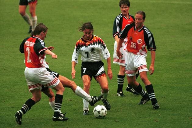 Martina Voss (7, Deutschland) im Duell mit Tina Svennsson (2) und Marianne Pettersen (16, beide Norwegen) Fußball WM Damen Weltmeisterschaft 1995, Finale, Frauen, Frauenfußball, Länderspiel, Nationalmannschaft, Nationalteam Gruppe Stockholm Dynamik,