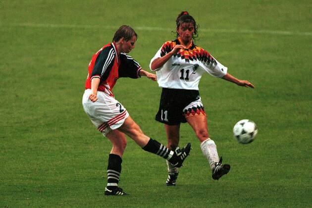 IMAGO Iconic Moments, Fußball - Frauen Tina Svennsson (Norwegen) im Duell mit Patricia Brocker (Deutschland) Fußball WM Damen Weltmeisterschaft 1995, Finale, Frauen, Frauenfußball, Länderspiel, Nationalmannschaft, Nationalteam Gruppe Stockholm Dynamik,