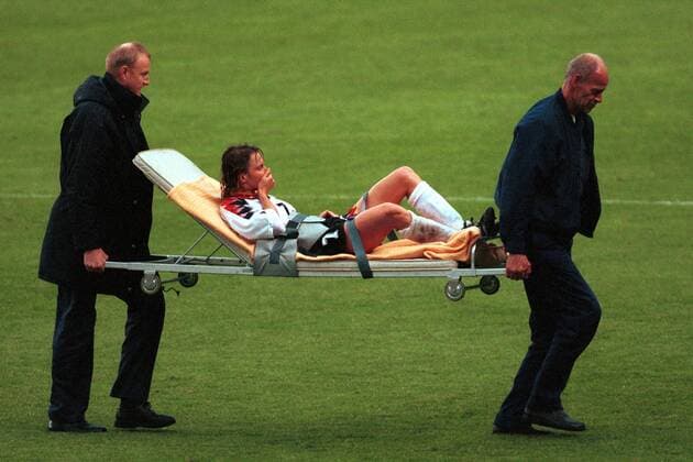 Martina Voss (Deutschland) wird verletzt vom Platz getragen Fußball WM Damen Weltmeisterschaft 1995, Finale, Frauen, Frauenfußball, Länderspiel, Nationalmannschaft, Nationalteam Gruppe Stockholm