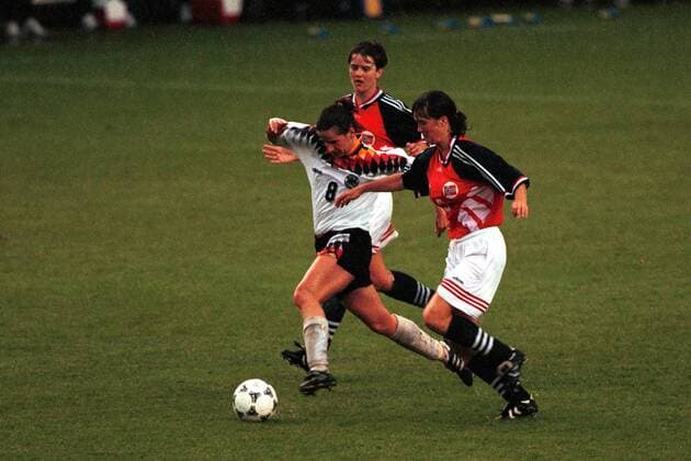 Bettina Wiegmann (Deutschland, li.) im Duell mit Nina Nymark Andersen (Norwegen) Fußball WM Damen Weltmeisterschaft 1995, Finale, Frauen, Frauenfußball, Länderspiel, Nationalmannschaft, Nationalteam Gruppe Stockholm Dynamik,