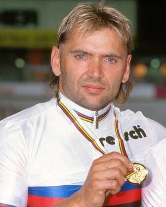Emanuel Raasch (Deutschland) präsentiert stolz seine Goldmedaille Radsport WM Herren Weltmeisterschaft 1991, Bahnradsport, Bahn, Bahnrad, Radrennsport, Halle, , Sprint Porträt Hanns-Martin-Schleyer-Halle, Regenbogentrikot, Stuttgart