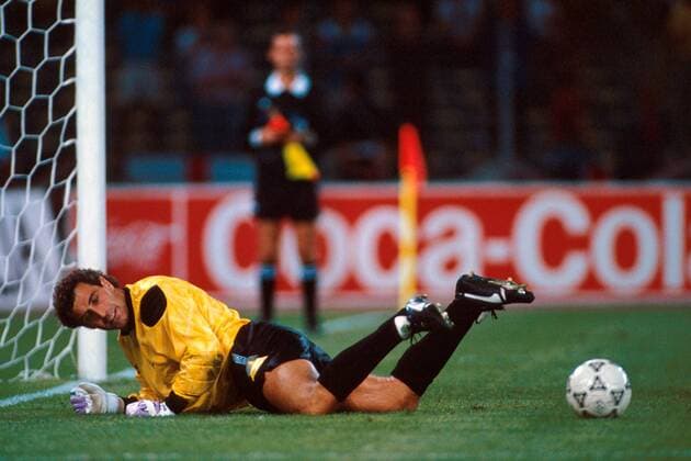 Torwart Peter Shilton (England) am Boden Fußball WM Herren Weltmeisterschaft 1990, Halbfinale, Länderspiel, Nationalmannschaft, Nationalteam, Nationaltrikot Einzelbild Stadio Delle Alpi Turin