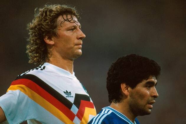 Guido Buchwald (Deutschland, li.) war im WM-Finale stets an der Seite von Diego Armando Maradona (Argentinien) Fußball WM Herren Weltmeisterschaft 1990, Finale, Länderspiel, Nationalmannschaft, Nationalteam, Nationaltrikot Gruppe Stadio Olimpico, Olympiastadion Rom