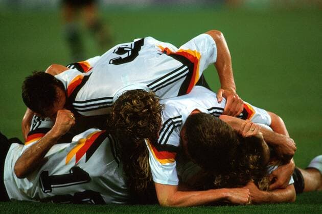 Deutschland jubelt nach dem 1:0 Fußball WM Herren Weltmeisterschaft 1990, Finale, Länderspiel, Nationalmannschaft, Nationalteam, Nationaltrikot Gruppe Stadio Olimpico, Olympiastadion Rom Freude, Begeisterung,