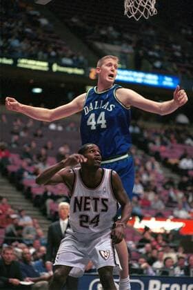 Shawn Bradley (hinten, Mavericks) ist größer als Stephen Jackson (Nets) Basketball Herren NBA 2000 2001, National Basketball Association, New Jersey Nets - Dallas Mavericks 73:99, Gruppe Continental Airlines Arena New Jersey Dynamik,