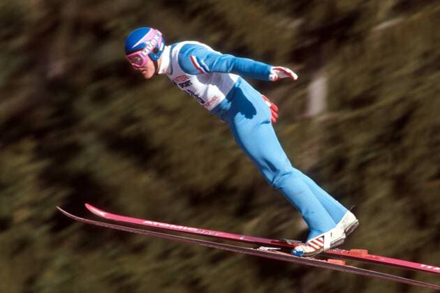 Michael Eddie The Eagle Edwards (Großbritannien) in der Luft Skispringen Herren Vierschanzentournee 1989, Vierschanzen-Tournee, 4-Schanzentournee, Vier-Schanzen, Ski Nordisch, Vdia Einzelbild Schattenbergschanze Oberstdorf Dynamik