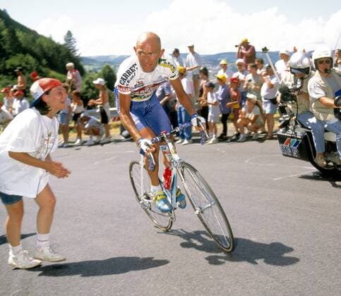 Marco Pantani (Italien Carrera) bekommt am Anstieg Applaus von einem Radsportfan Radsport Herren Tour de France 1995, Radrennsport, Straßenradsport, Straßenradrennsport, Rad, Straße, Radrennen Gruppe Straßenrennen Saint-Etienne - Mende