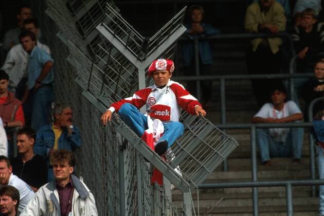 Fußball, Stadiongeschichte Fortuna Düsseldorf Junger Düsseldorfer Fortuna-Fan hat sich einen Ehrenplatz gesichert Fußball 1. BL Herren Saison 1990 1991, Fortuna Düsseldorf Totale Rheinstadion Düsseldorf