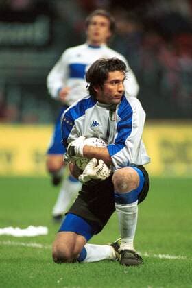 Torwart Gianluigi Buffon (Italien) sichert sich den Ball Fußball Länderspiel Herren EM-Qualifikation 1999, Europameisterschaftsqualifikation, Nationalmannschaft, Nationalteam Einzelbild Parken Kopenhagen