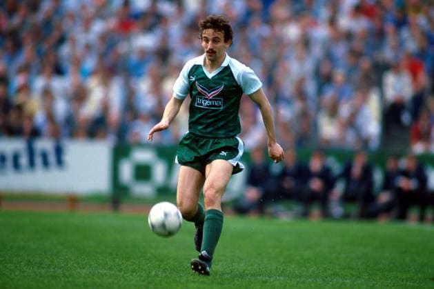 Frank Ordenewitz (Bremen) am Ball Fußball 1. BL Herren Saison 1985 1986, Stuttgart - Werder Bremen 2:1 Einzelbild Neckarstadion Stuttgart Dynamik,
