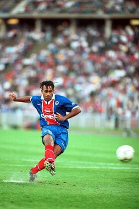 Patrice Loko (PSG) zieht ab Fußball Herren Saison 1997 1998, Opel-Masters, Cup, Division 1, 1. französische Liga Frankreich Einzelbild Olympiastadion Berlin Dynamik,