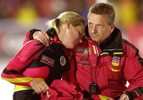 Gunda Niemann Stirnemann läßt sich von ihrem Trainer Klaus Ebert (beide Deutschland) trösten Eisschnellauf WM Damen Mehrkampf-Weltmeisterschaft 2001, Eisschnelllaufen, Eisschnellaufen, 3000m, 3000 m Gruppe Budapest Enttäuschung, Verzweiflung,