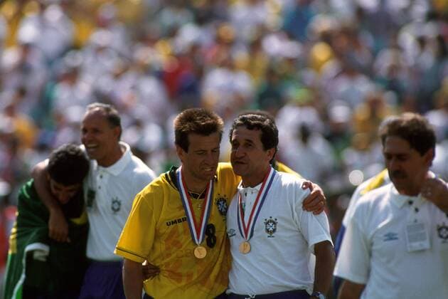Weltmeister Brasilien - Kapitän Carlos Dunga (li.) mit Nationaltrainer Carlos Alberto Parreira Fußball WM Herren Weltmeisterschaft 1994, Länderspiel, Finale, Nationalmannschaft, Nationalteam, Nationaltrikot Gruppe Endspiel, Rose Bowl Los Angeles Pasadena Freude,