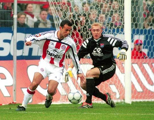 Antonio di Salvo (Bayern, li.) am Ball gegen Torhüter Gerhard Tremmel (Haching) Fußball 1. BL Herren Saison 2000 2001: SpVgg Unterhaching, Haching - FC Bayern München 1:0, Vneg Gruppe Stadion am Sportpark Unterhaching Dynamik,