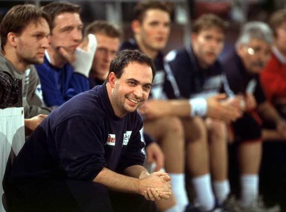Trainer Bob Hanning (Wuppertal) lächelt Handball 1. BL Herren Saison 2000 2001: Kiel - HC Wuppertal 26:20 Gruppe Ostseehalle Kiel Freude,