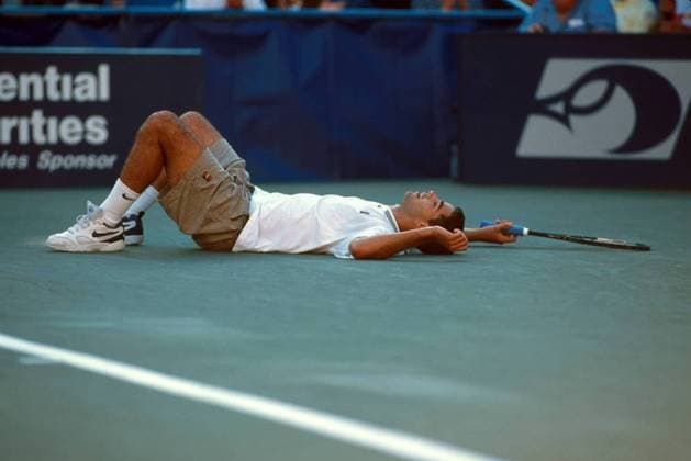 Pete Sampras (USA) am Boden Tennis Herren US Open 1994, Grand Slam, ATP-Tour, Hartplatz, Hardcourt, Hartplatztennis, Hartplatzturnier Einzelbild Flushing Meadow New York Erschöpfung, Enttäuschung