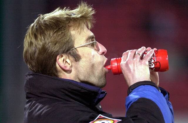 Trainer Jürgen Klopp (Mainz) nimmt einen Schluck aus der Trinkflasche Fußball 2. BL Herren Saison 2000 2001, FSV Mainz 05 Einzelbild Stadion am Bruchweg Mainz