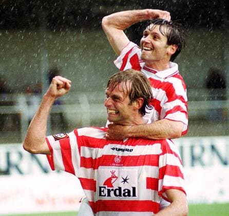 Jürgen Klopp (vorn) und Vjekoslav Skrinjar (beide Mainz) jubeln im Regen Fußball 2. BL Herren Saison 1999 2000, FSV Mainz 05 Gruppe Stadion am Bruchweg Mainz Freude, Begeisterung,