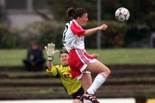 Pia Wunderlich (Frankfurt) erzielt per Kopf das 2:0, Torfrau Kathrin Lehmann (Potsdam) kommt zu spät Fußball 1. BL Damen Saison 2000 2001: 1. FFC Frankfurt - 1.FFC Turbine Potsdam, Frauenfußball, Turnier, OBI-Cup Gruppe Stadion am Brentanobad Frankfurt M. Überlegenheit,