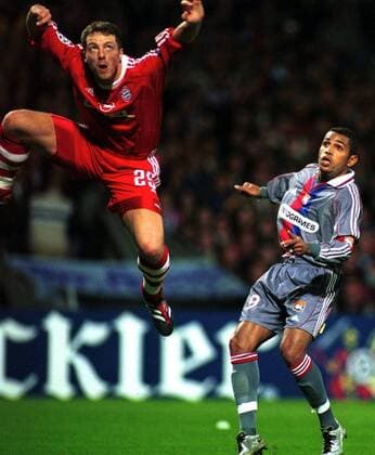 Thomas Linke (Bayern, vorn) hebt unter erstaunten Blicken von Sonny Anderson (Lyon) ab Fußball EC 1 Herren Champions League 2000 2001, Olympique Lyon (Frankreich) - FC Bayern München 3:0, Lyonnais, Vneg Gruppe Stade Municipal de Gerland Lyon Dynamik, Höhe,  