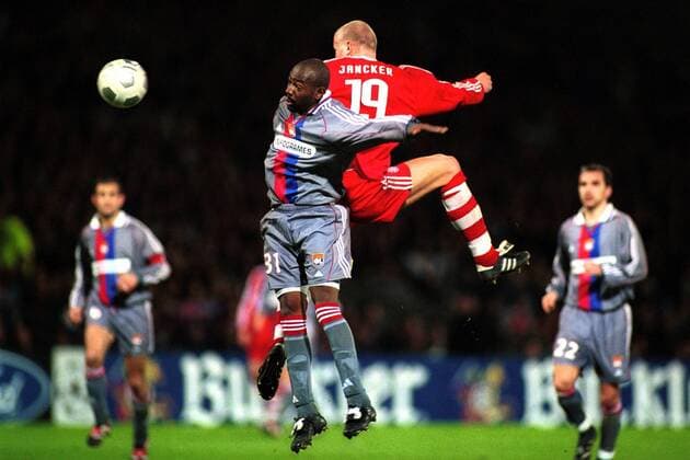 Claudio Cacapa (li., Lyon) und Carsten Jancker (Bayern) im Kopfballduell Fußball EC 1 Herren Champions League 2000 2001, Olympique Lyon (Frankreich) - FC Bayern München 3:0, Lyonnais, Vneg Gruppe Stade Municipal de Gerland Lyon Dynamik, Kampf, Höhe,  