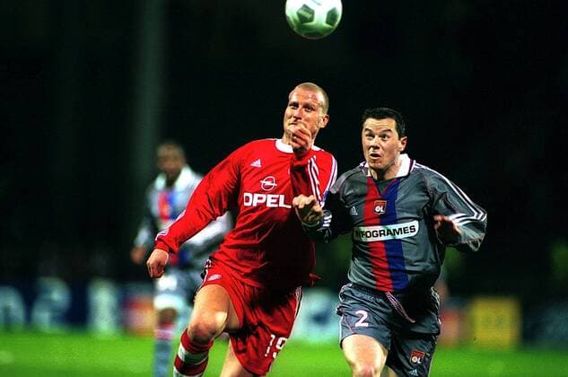 Eric Deflandre (re., Lyon) und Carsten Jancker (Bayern) im Duell Fußball EC 1 Herren Champions League 2000 2001, Olympique Lyon (Frankreich) - FC Bayern München 3:0, Lyonnais, Vneg Gruppe Stade Municipal de Gerland Lyon Dynamik, Kampf,  