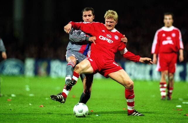 Stefan Effenberg (Bayern) und David Linares (li., Lyon) im Duell Fußball EC 1 Herren Champions League 2000 2001, Olympique Lyon (Frankreich) - FC Bayern München 3:0, Lyonnais, Vneg Gruppe Stade Municipal de Gerland Lyon Dynamik, Kampf,  