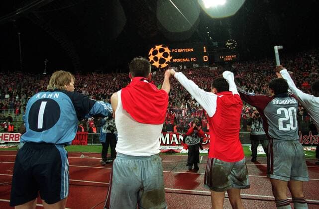 V.li.: Torwart Oliver Kahn, Patrik Andersson, Jens Jeremies und Hasan Salihamidzic (alle Bayern) bei der Welle vor der Fankurve Fußball EC 1 Herren Champions League, Saison 2000 2001: FC Bayern München - Arsenal London 1:0 Totale Olympiastadion München Freude, Begeisterung,
