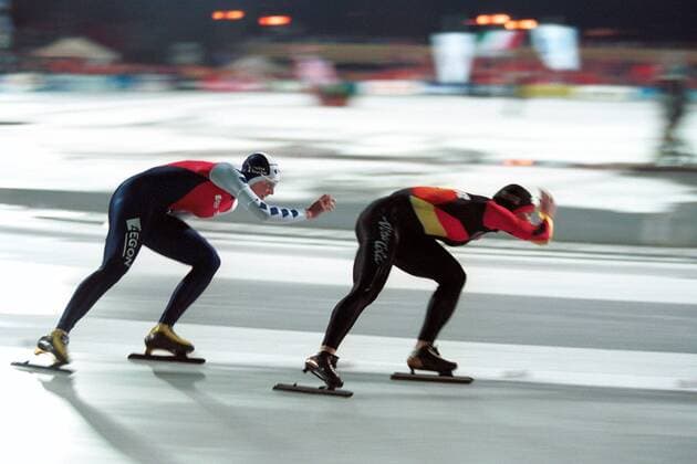 Gunda Niemann-Stirnemann (re., Deutschland) gegen Renate Groenewold (Niederlande) Eisschnellauf WM Damen Mehrkampf-Weltmeisterschaft 2001, Eisschnelllauf, Eisschnelllaufen, Eisschnellaufen Gruppe City Park Pond Budapest Dynamik