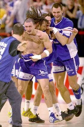 Patrick Cazal (vorn) mit Freudentränen, dahinter jubeln Jackson Richardson, Andrej Golic und Jeróme Fernandez (alle Frankreich) Handball WM Herren Weltmeisterschaft 2001, Länderspiel, Finale, Endspiel: Frankreich Gruppe Paris-Bercy Glück, Begeisterung, Freude,  
