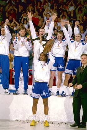 Mannschaftsjubel Frankreich während der Siegerehrung, Jackson Richardson mit der Trophäe Handball WM Herren Weltmeisterschaft 2001, Länderspiel, Finale, Endspiel: Frankreich Gruppe Paris-Bercy Freude,  