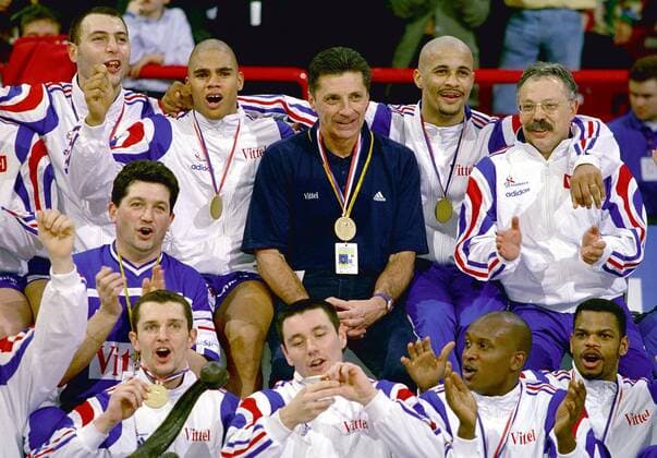 Mannschaftsjubel Frankreich, u.a. hi.R.v.li.: Patrick Cazal, Daniel Nacrisse, Trainer Daniel Constantini, Didier Dinart; unt.R. re. Joél Abati Handball WM Herren Weltmeisterschaft 2001, Länderspiel, Finale, Endspiel: Frankreich Gruppe Paris-Bercy Freude,  