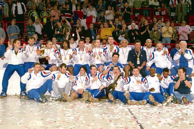 Mannschaftsfoto Frankreich Handball WM Herren Weltmeisterschaft 2001, Länderspiel, Finale, Endspiel: Frankreich Totale Paris-Bercy Freude,  