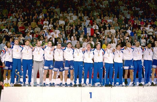 Mannschaftsfoto Frankreich während der Siegerehrung Handball WM Herren Weltmeisterschaft 2001, Länderspiel, Finale, Endspiel: Frankreich Totale Paris-Bercy Freude,  