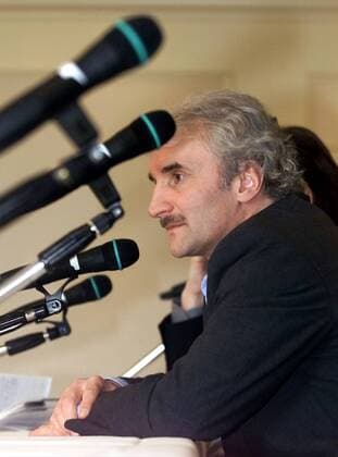 Teamchef Rudi Völler (Deutschland) im Mikrowald auf der Pressekonferenz Fußball Länderspiel Herren WM-Qualifikation 2001, Nationalmannschaft, Nationalteam, Vdig, Weltmeisterschaftsqualifikation Einzelbild Siegburg Masse,