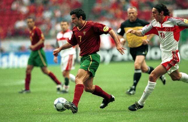 Luis Figo (Portugal, 7) am Ball gegen Tayfun Korkut (Türkei) Fußball EM Herren Europameisterschaft 2000, Länderspiel, Viertelfinale, Nationalmannschaft, Nationalteam, Vneg Gruppe Arena Amsterdam Dynamik,  