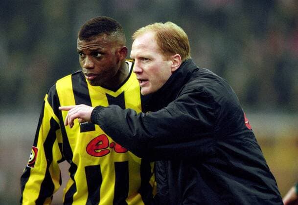 Trainer Matthias Sammer (re.) im Gespräch mit Sunday Oliseh (beide BVB) Fußball 1. BL Herren Saison 2000 2001, Borussia Dortmund Gruppe Westfalenstadion Dortmund