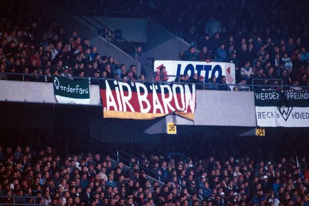 HSV-Fans unterstützen Air Bäron im Bremer Weserstadion Fußball 1. BL Herren Saison 1994 1995, Werder Bremen - Hamburger SV 1:4, Hamburg Totale Weserstadion Bremen