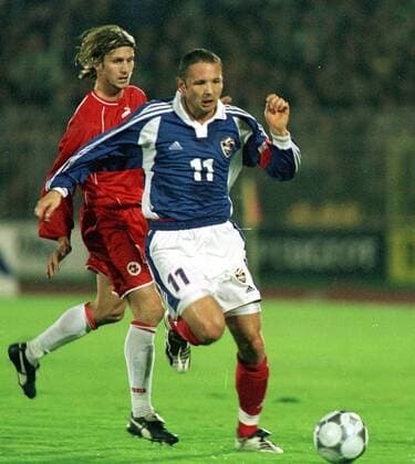 Sinisa Mihajlovic (vorn, Jugoslawien) gegen Johann Lonfat (Schweiz) Fußball Länderspiel Herren WM-Qualifikation 2001, Nationalmannschaft, Nationalteam, Nationaltrikot, Vneg Gruppe Stadion Crvena Zvezda Belgrad Dynamik,