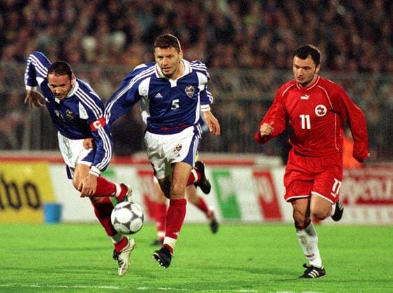 Sinisa Mihajlovic (li.) und Miroslav Djukic (Mitte, beide Jugoslawien) gegen Stephane Chapuisat (Schweiz) Fußball Länderspiel Herren WM-Qualifikation 2001, Nationalmannschaft, Nationalteam, Nationaltrikot, Vneg Gruppe Stadion Crvena Zvezda Belgrad Dynamik,