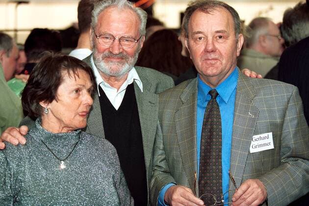 Rudi Hellmann (Mitte, ehemaliger NOK-Vizepräsident der DDR und Abteilungsleiter Sport im ZK der SED) und Gerhard Grimmer (Ex-Weltmeister im Skilanglauf) Nordischer Skilauf Herren Sportgala 2001, 70. Geburtstag von Gustav-Adolf Sch., Feier, Fest, Gala, Geburtstagsfeier, Ostalgie, Gruppe Ost, Osten, Velodrom Berlin