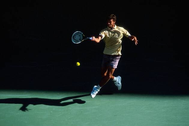 Gustavo Kuerten (Brasilien ) - Vorhand Tennis Herren Australian Open 2001, Grand Slam, ATP-Tour, Hartplatz, Hardcourt, Hartplatztennis, Hartplatzturnier, Einzelbild Flinders Park Melbourne Höhe, Dynamik,